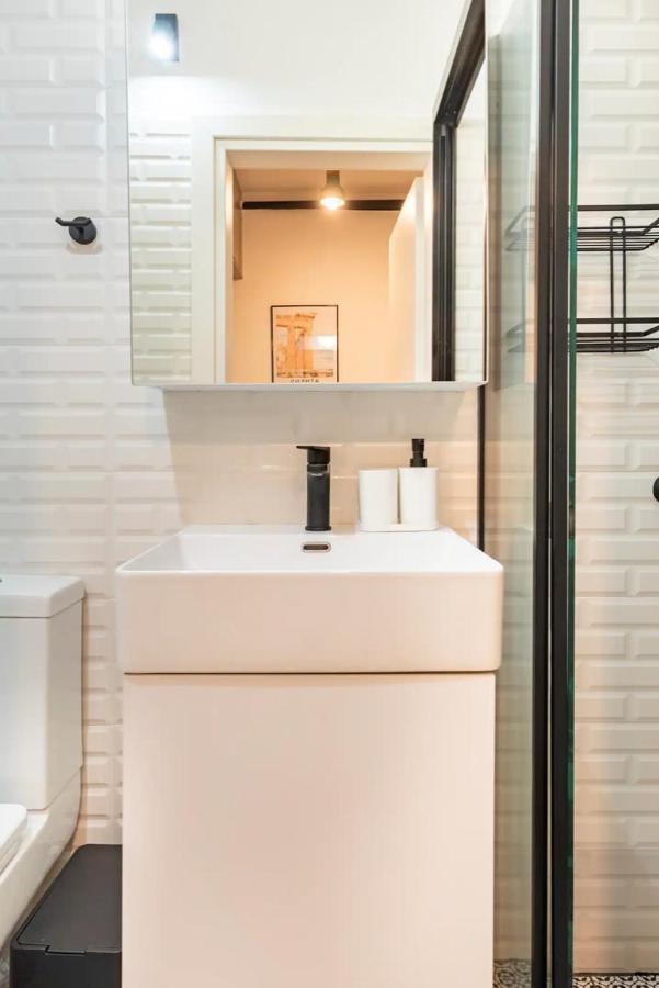 Cute Tiny Apartment In The Heart Of Flisvos Aten Exteriör bild