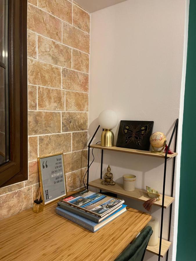 Cute Tiny Apartment In The Heart Of Flisvos Aten Exteriör bild