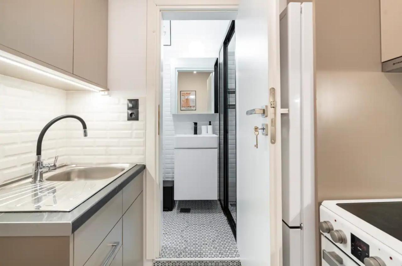 Cute Tiny Apartment In The Heart Of Flisvos Aten Exteriör bild