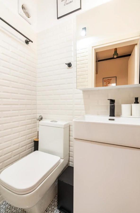 Cute Tiny Apartment In The Heart Of Flisvos Aten Exteriör bild